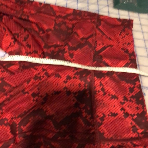 LuluLemon 4 Red Snakeprint Crops Capris - Picture 9 of 9